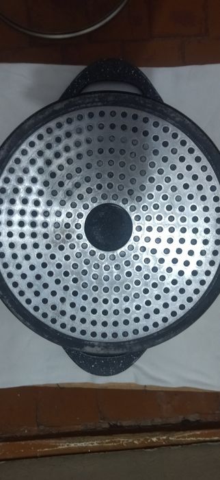 продам 5л кастрюлю с крышкой