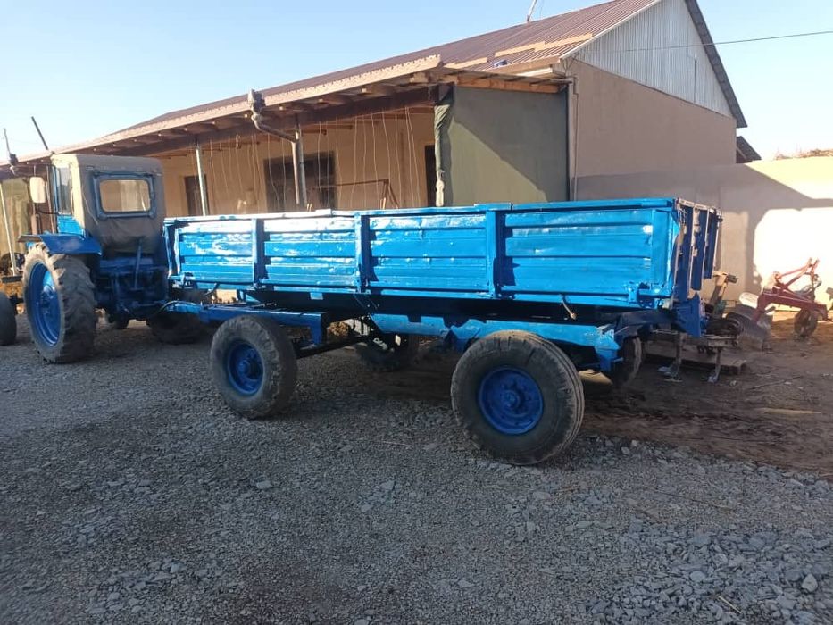 Трактор +прицепи конплект сотилади.