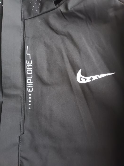 Vând jachetă nike