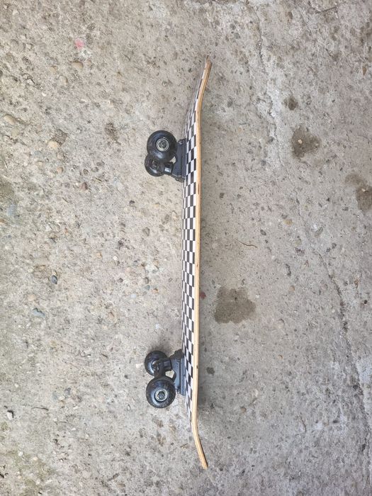 Vând skateboard aproape nou