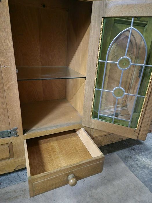 Бюфет от дъбов масив с цветен витраж и метален обков