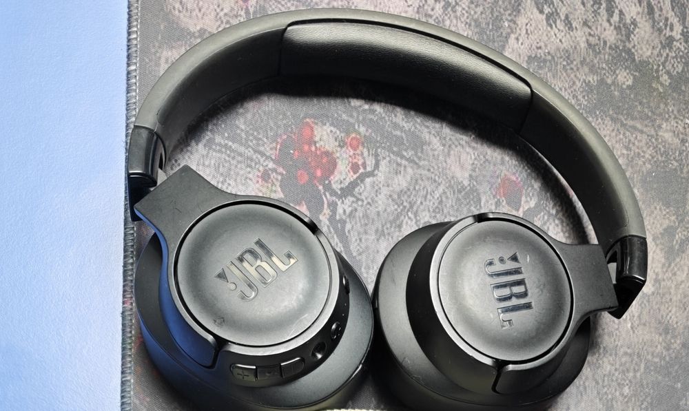 Casti JBL 760NC.