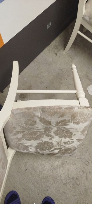 Cand scaune culoare alba