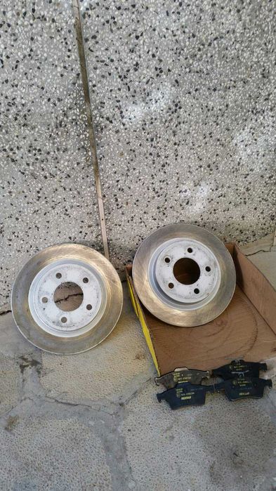 ЧИСТО НОВ комплект предни и задни дискове и накладки за МАЗДА 5