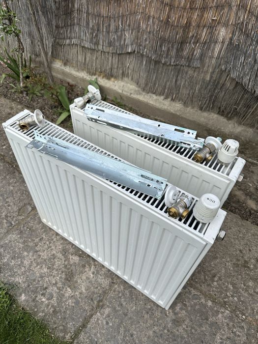 Calorifere in stare foarte buna, 60 respectiv 70cm, complete cu suport si termostat.