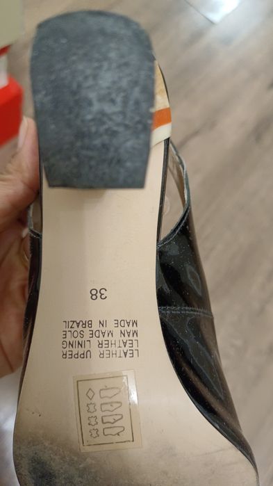 Босоножки лаковые