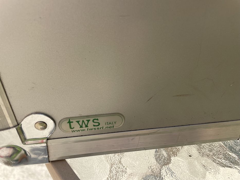 Vând Case Aluminiu pentru transport cu roți