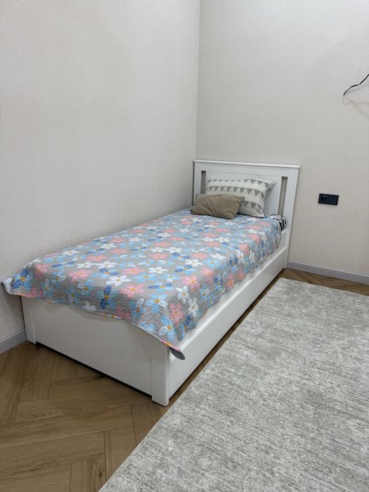 Кровать IKEA  90*200 с матрасом, ящиками