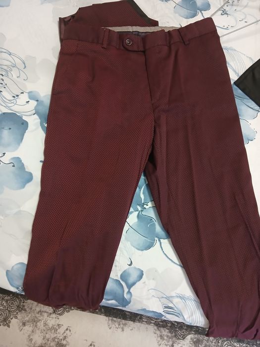 Продава се червен костюм