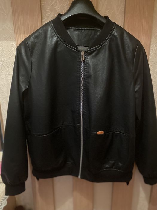 Бомбер из эко кожи на молнии