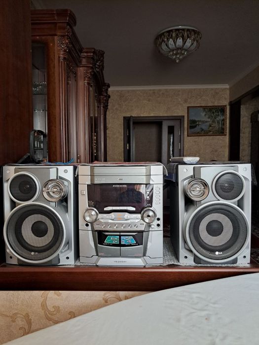 Музыкальный центр LG трех полосное.