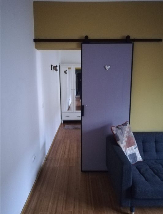 Inchiriez ap 2 camere bloc tip vila Tractorul