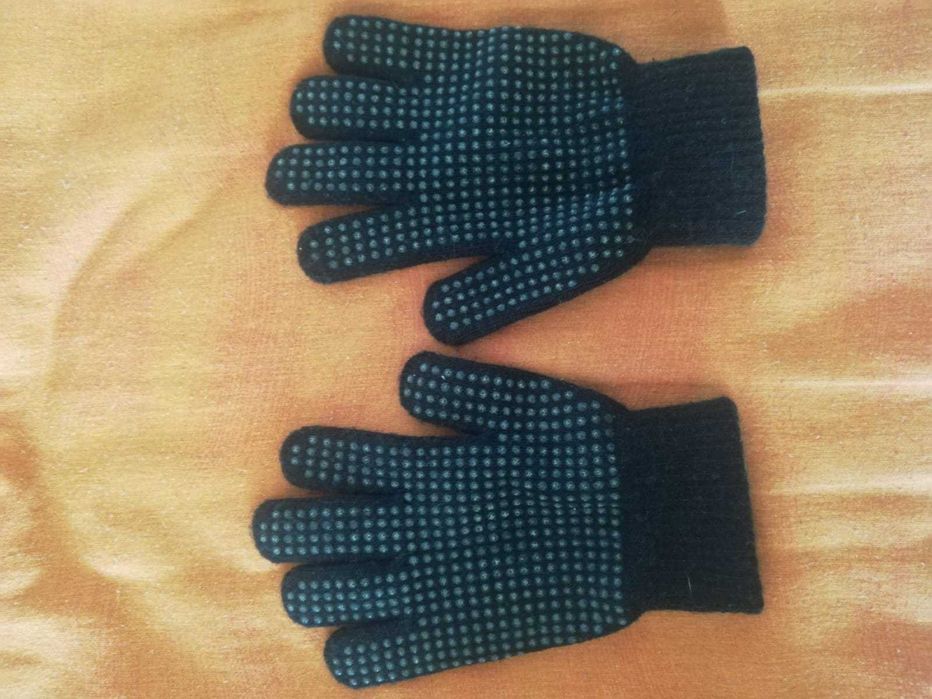 Casca pentru calarie + manusi. 8-10 ani