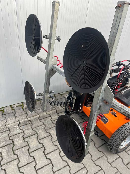 Robot/dispozitiv autopropulsant de montat si manipulat sticla