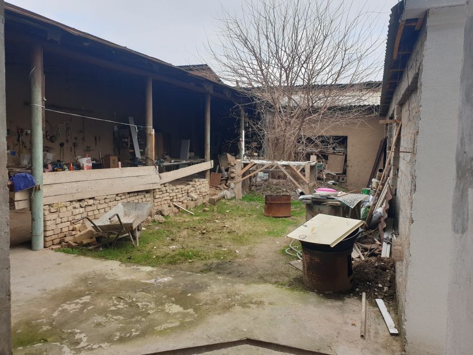 Nazarbe xarakatda yoli yuzida uy sotiladi 8 sotu