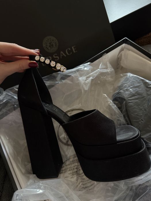 Черни Versace токчета