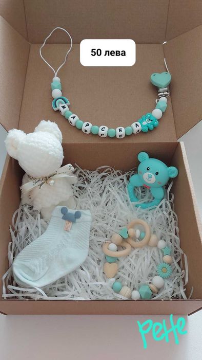 Подаръчен комплект за бебе, персонализиран клипс, дъвкалка, чорапки...