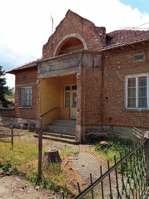 Продава къща на село