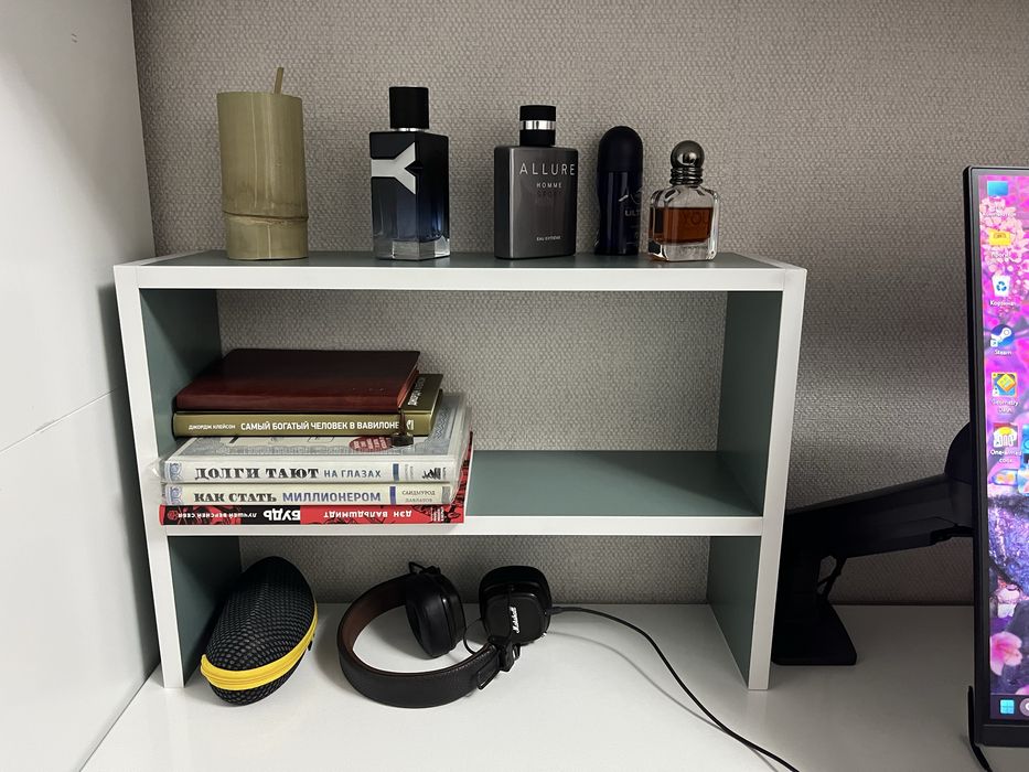 Компактная настольная полочка