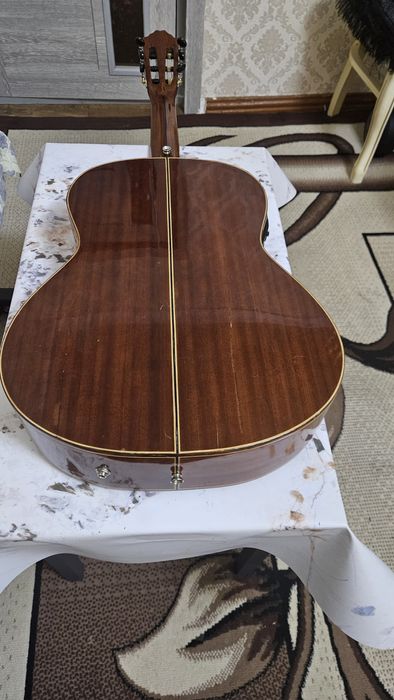 Gitara sotiladi ispanskiy qadimgi arginal gitara