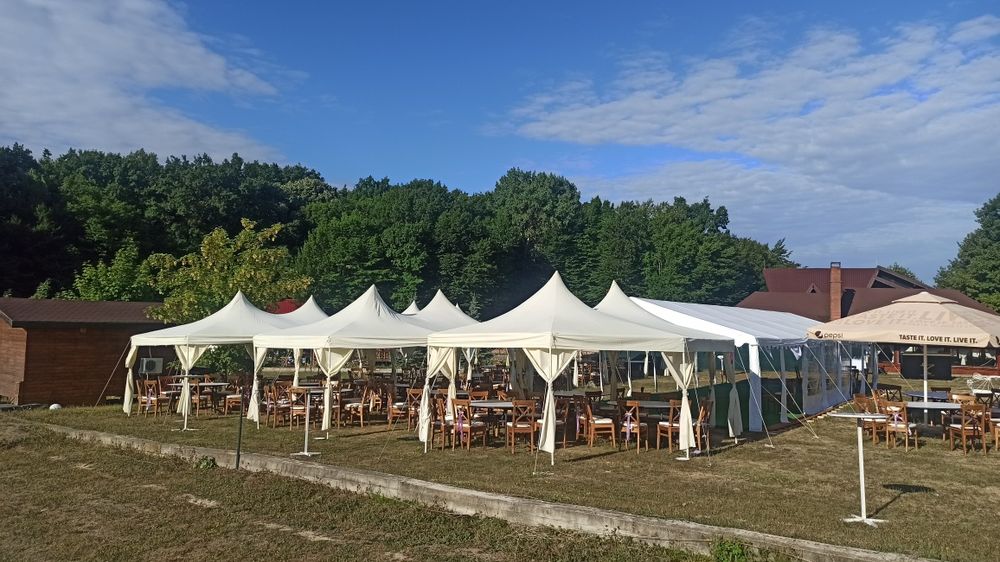 Cort Mese Scaune Becuri Farfurii Podea