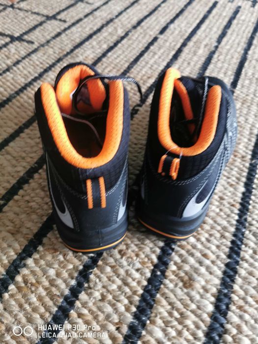Solid gear safety shoes