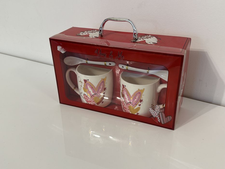 Vând set cadou pentru cuplu, format din 2 căni ceramice, 2 farfurioare și 2 lingurițe.