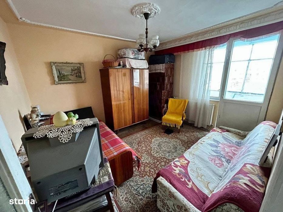 De vanzare apartament cu 3 camere, situat central,spatios,Pret: 55000e