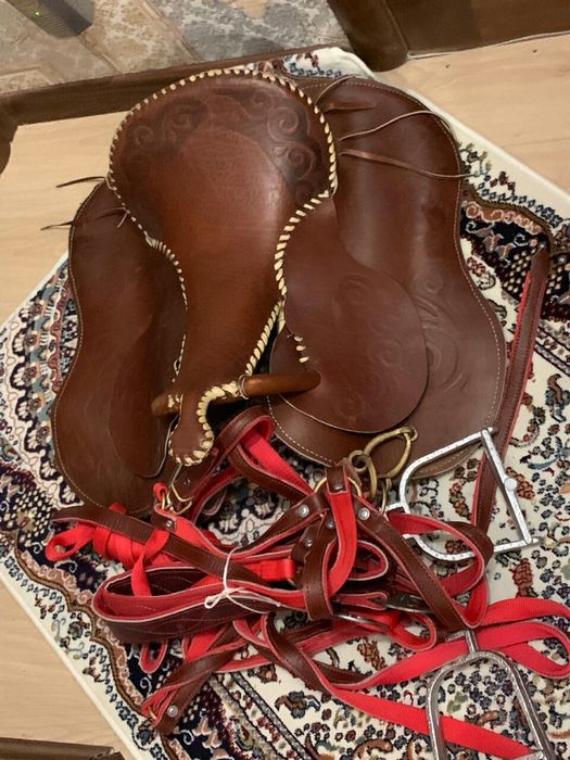 продам уздечки, недоузки, седла