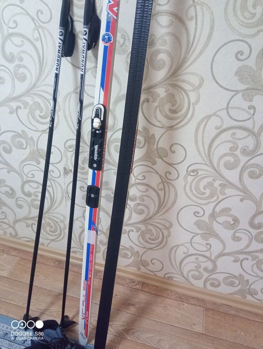 Лыжи беговые новые комплект