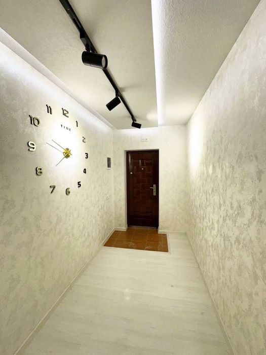 5 rooms, 2 WC, 2 entrans, kitchen, 128m2, 1st floor of a 9-story build