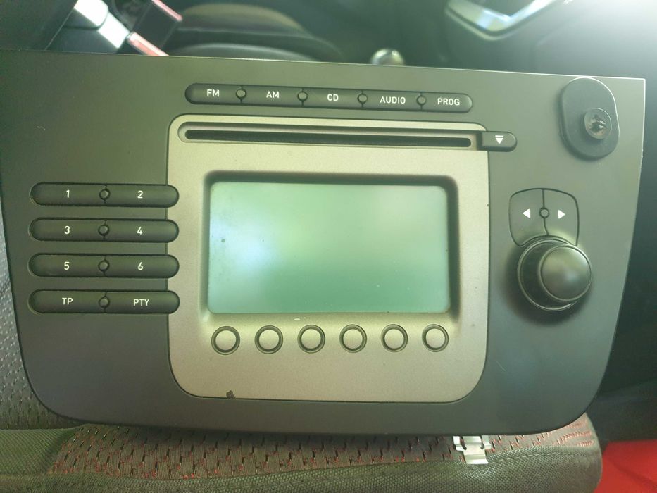 CD Player (Radio CD)-  Seat