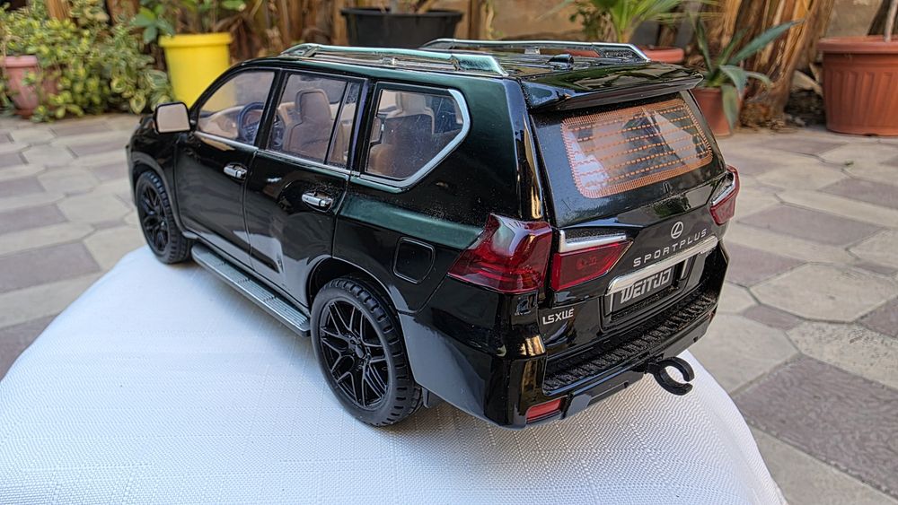модель LEXUS LX 570 масштаб 1:18