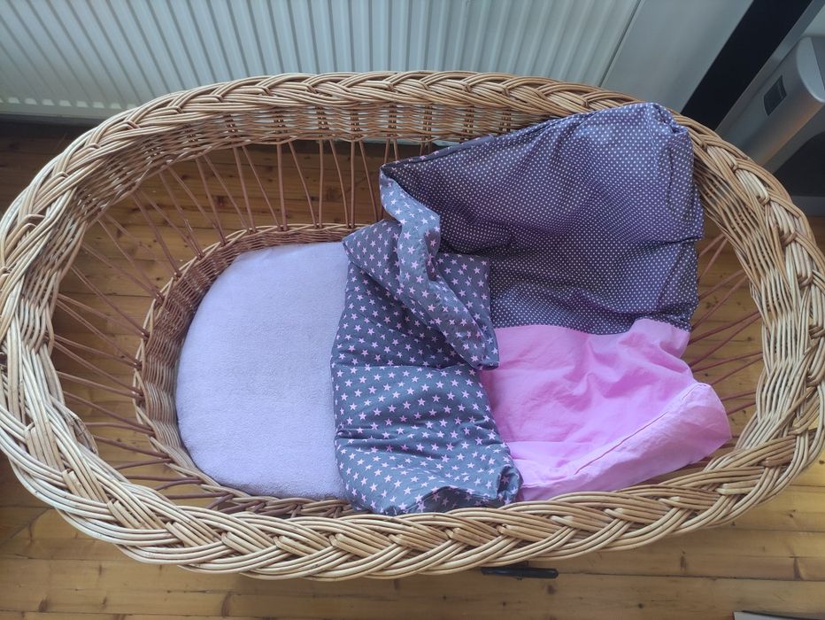 Естествен плетен бебешки кош на колелца
