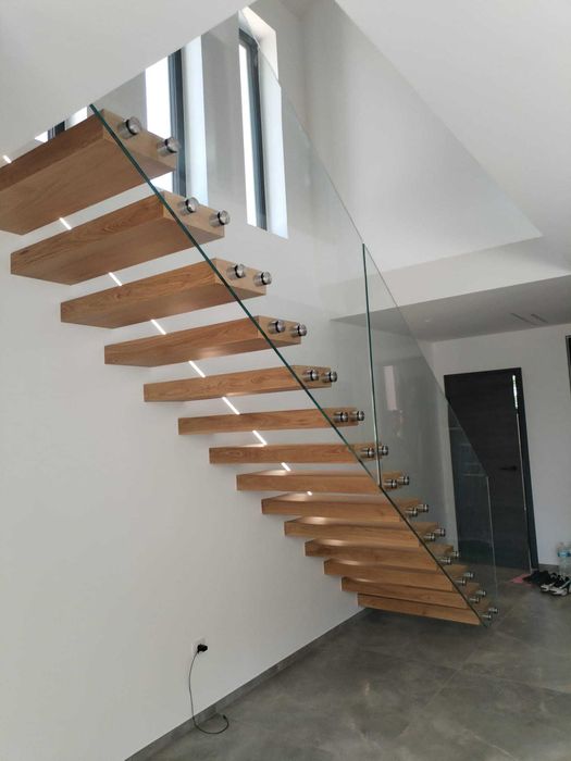 Висящи стълби, стъклени парапапети,