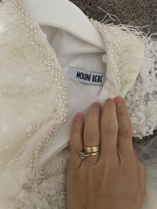 Vand rochita fetite+accesoriu pentru cap