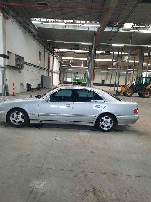 Mercedes-Benz  masina merge foarte bine