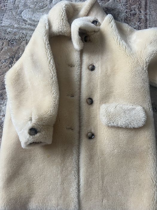 На девочку куртки разных размеров