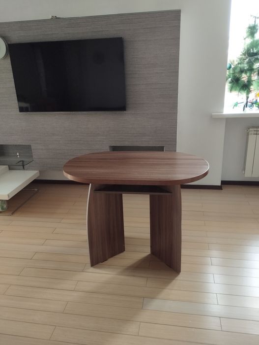 Продается деревянный  стол.