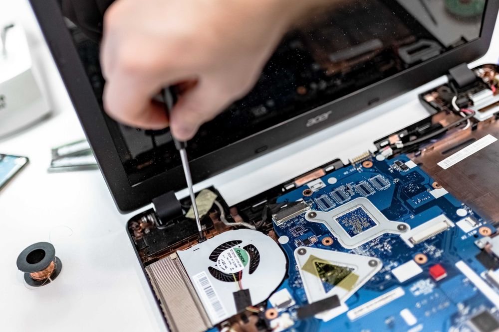 Reparatii laptop, calculatoare Bucuresti / Curatare laptop - Service Easy IT