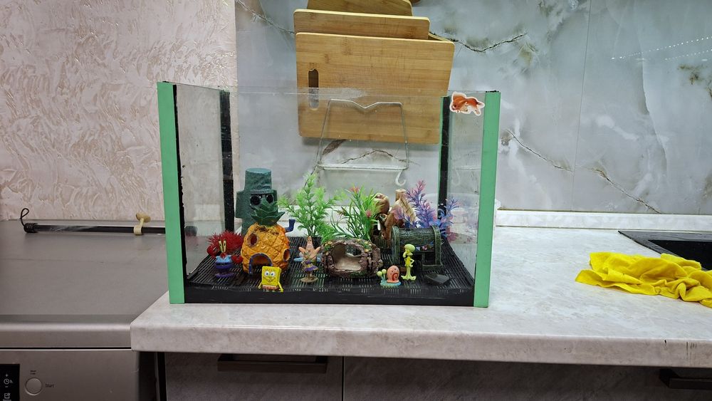 Продам аквариум с игрушками