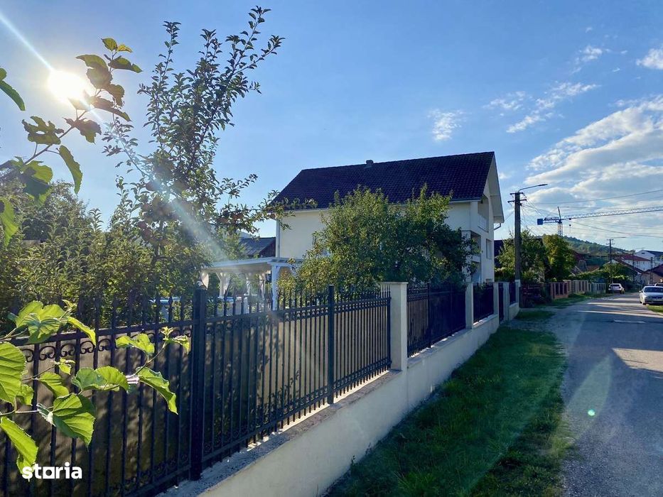Casă centrală, spațioasă cu priveliști și curte generoasă – Jibou