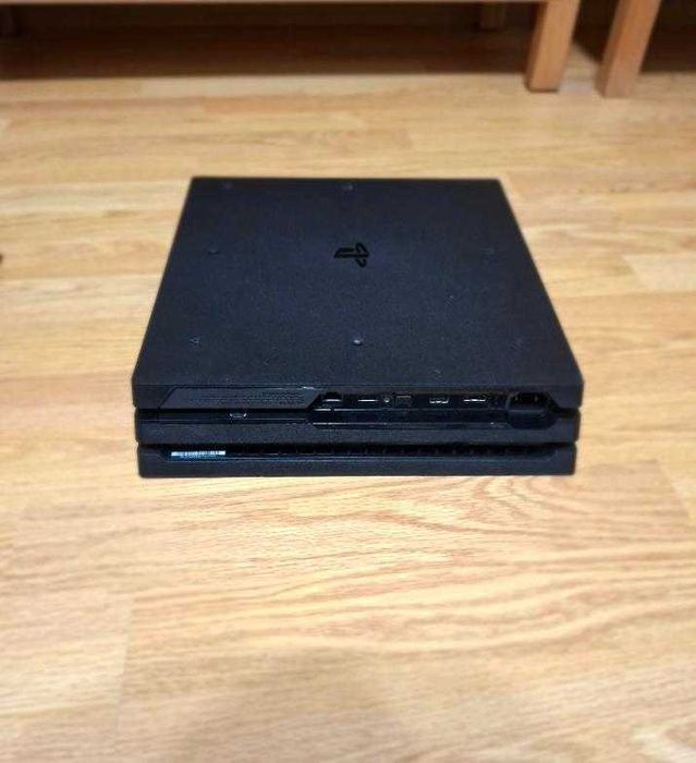 Vand PlayStation 4 Pro 1Tb + 2 controllere + 3 jocuri