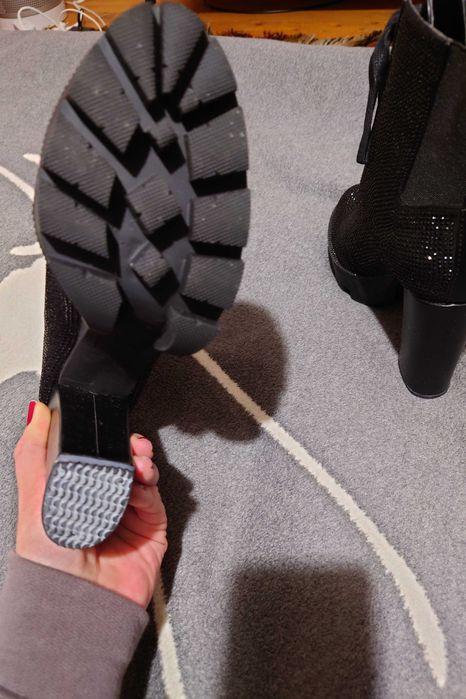 Боти със декорация от черни кристали 38