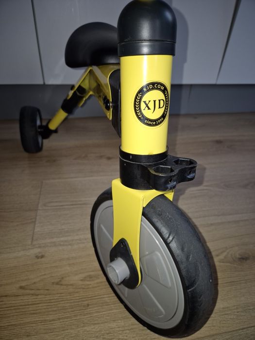 Tricicletă XJD pentru intervalul de vârstă 1-3 ani.