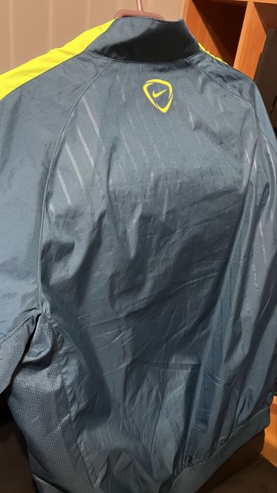 Nike горнище, супер състояние и модел на Найк. Размер:М