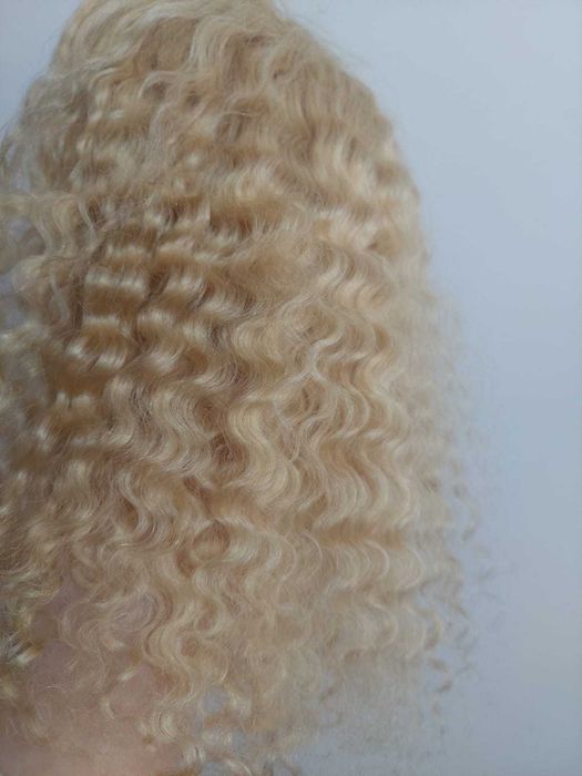 peruca blonda ondulata noua cu dantela lace