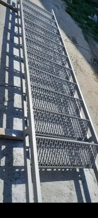 Scari zincate pe comanda