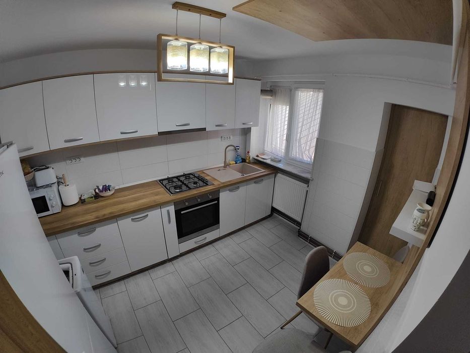 Închiriez apartament 3 camere, DECOMANDAT, 80 mp – Ultracentral, Câmpulung Moldovenesc