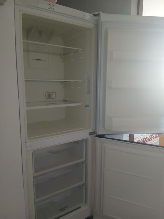 Почти новый холодильник Indesit